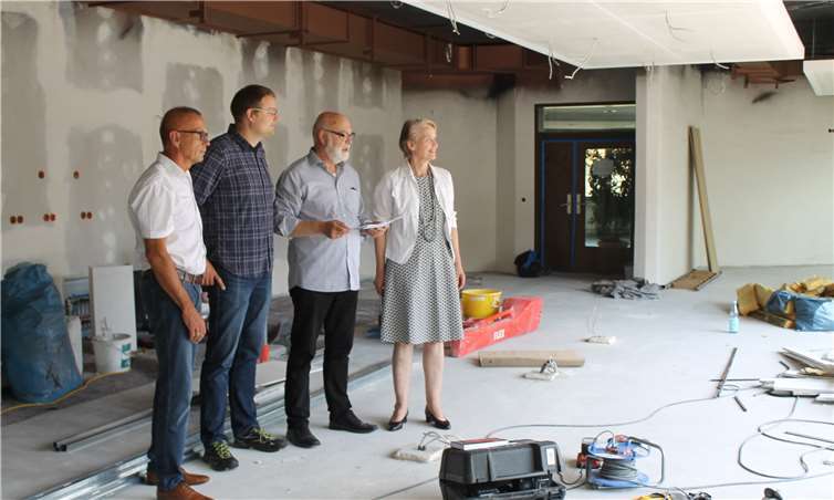 Anfang August soll hier ein Restaurant mit moderner Brauhaus-Atmosphäre eröffnen. Über den Stand der Bauarbeiten informierten sich vor Ort: (v.r.) Stadtbürgermeisterin Gabi Wieland, Innenarchitekt Walter van’t Hoen, Projektleiter Sascha Schmidt und Fachbereichsleiter Thomas Marx von der VG-Gebäudeverwaltung. Stadt Montabaur