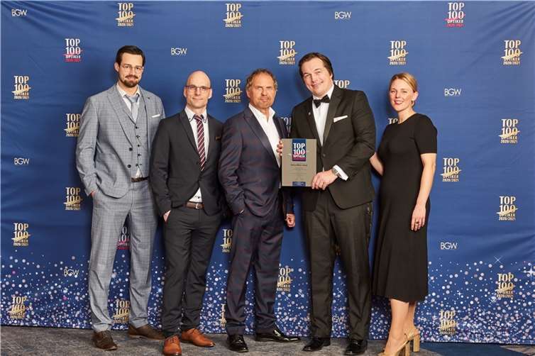 Anfang Februar 2020 zeichnete der beliebte deutsche Schauspieler und Sänger Uwe Ochsenknecht als Schirmherr die Gewinner des TOP 100 Optiker 2020/2021 Wettbewerbs aus. Hier überreicht er anlässlich der feierlichen Gala-Veranstaltung in Düsseldorf die Urkunden dem strahlenden Preisträger Mario Tapella und seinem Team.Foto: BGW Institut für innovative Marktforschung