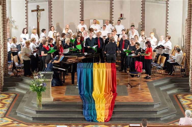 Anfang Juli besuchte der CDU-Landtagsabgeordnete Peter Moskopp das Jubiläumskonzert des Kirchenchors Cäcilia in Weitersburg.  Foto: privat