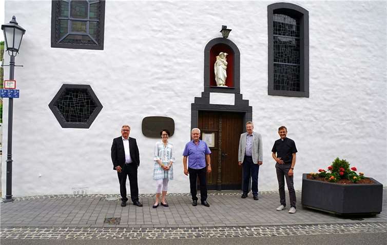 Anfang Juni 2021 war der Außenanstrich an der Kapelle fertig geworden. Die Vertreter des Kapellenverein und Dechant Jörg Meyrer freuten sich. Am 14/15 Juli 2021 kann dann die Flut und die Zerstörung.  Foto: privat