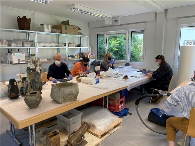Flut: Restauratoren reparieren beschädigte Erinnerungsstücke Anfang Juni war bereits Prof. Dr. Martin Brückner mit seinem Team des Studiengangs Restaurierung und Museumswesen der Universität Delaware im Museumscontainer im Einsatz. Foto: Stadtverwaltung/ Heike Wernz-Kaiser