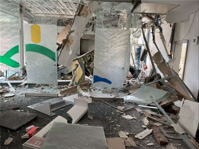 Anfang Mai wurde der Geldautomat in der KSK-Filiale in Niederzissen gesprengt. Dies stellt auch die Kunden bei der Bargeldversorgung vor Schwierigkeiten.  Foto: KSK
