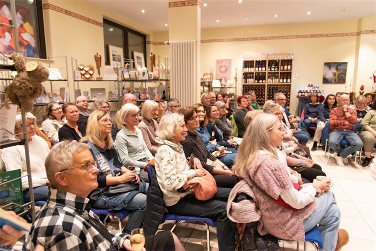 Anfang November findet die bereits vierte Lesung in der Klosterbuchhandlung auf dem Waldbreitbacher Klosterberg statt.