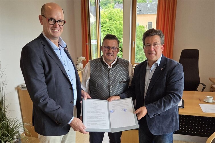 Anfang September unterzeichneten Bürgermeister Frank Becker von der Verbandsgemeinde Linz am Rhein und Bürgermeister Jan Ermtraud von der Verbandsgemeinde Bad Hönningen die Vereinbarung in der Verwaltung der Verbandsgemeinde Linz am Rhein.