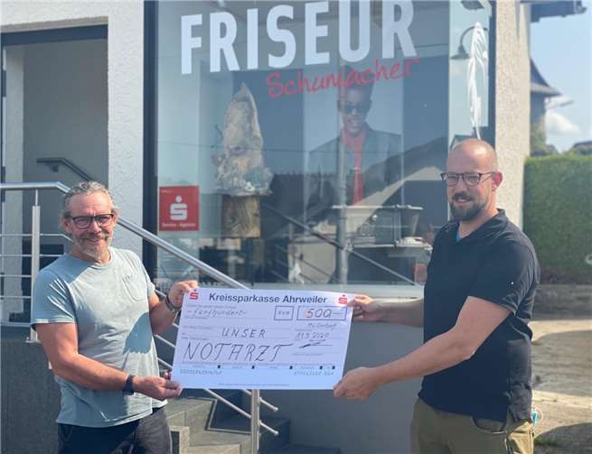 Anfang September wurde von Kurt Schumacher aus Müllenbach eine Spende an das Projekt UNSER* NOTARZT im Förderverein Krankenhaus und Notarztstandort Adenau e.V. übergeben.Foto: Tim Schumacher