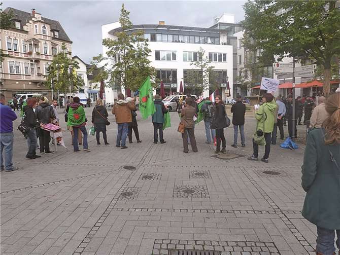 Angagierte Passanten, Mitbürger des Remagener Bündnisses für Frieden und Demokratie und der Kreis-Grünen stellten sich der NPD-Demonstration lautstark entgegen. privat