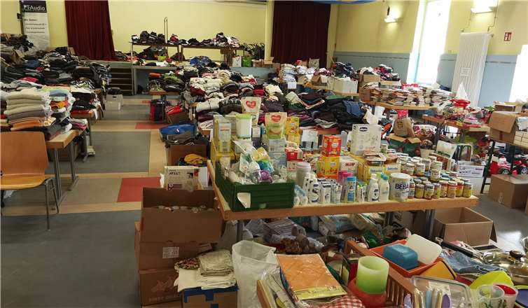 Angebot wie in einem Kaufhaus: Der Saal ist voller gut sortierter Sachspenden. Fotos: BL