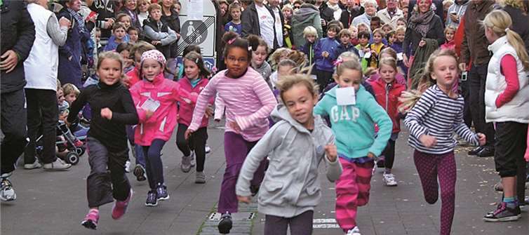 Angefeuert von Eltern und Freunden machten sich die jüngsten Läufer auf die Strecke.DL