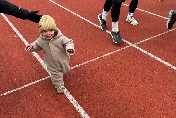 Ehemaliges Frühchen läuft 1,2 km Angefeuert von anderen Teilnehmern und den Zuschauern lief Sam fröhlich und voller Energie 3 ganze Runden im Stadion. Foto: Cali Burton