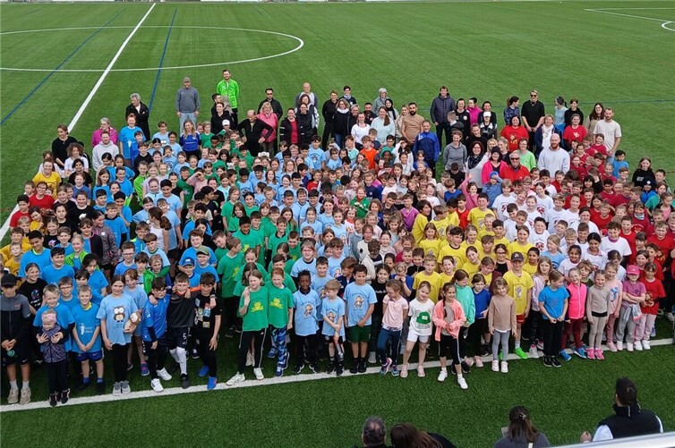 Angefeuert wurden die ersten 100 Läufer:innen der 4. Klassen durch eine begeisterte und mitfiebernde Zuschauerschar sowie von dem frohgelaunten Stadionsprecher Herrn Rüd.