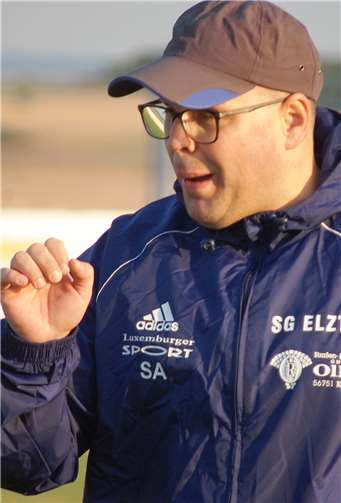 Angefressen: Elztals Trainer Sascha Arenz war mit der Leistung seiner Mannschaft in Oberwesel (vor allem in der ersten Halbzeit) alles andere als zufrieden.Fotos: SK