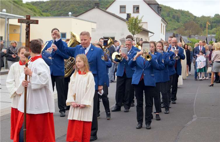 Angeführt vom Kreuz zog die kleine Prozession mit dem Musikverein Treis, Dirigent Mathias Quint, und der ganzen Gemeinde zur Pfarrkirche St. Johannes.