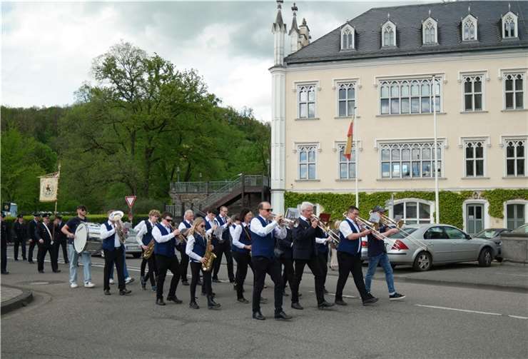 Angeführt vom Musikverein Sayn zog der Festumzug in Richtung Kirmesplatz.