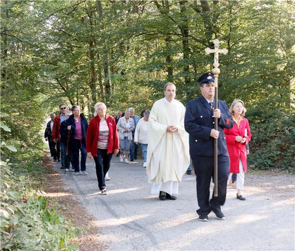 Angeführt von Kreuzträger Thomas Udelhofen und Pfarrer Rainer Justen, führte die traditionelle Prozession zur Schutzengelkapelle.Fotos: SES