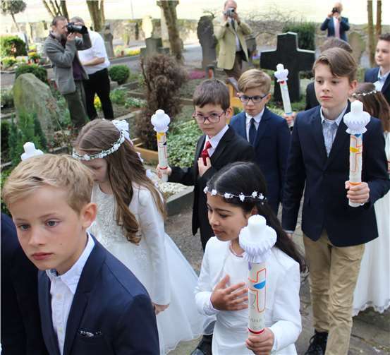 Angeführt von Pfarrer Andreas Arend und Diakon Winfried Reers zogen die Kinder zu Erstkommunion in Sankt Pantaleon ein