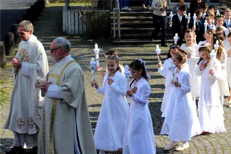 Angeführt von Pfarrer Michael Busch und Diakon Winfriedd Reers zogen die Kinder zur Erstkommunion.DL
