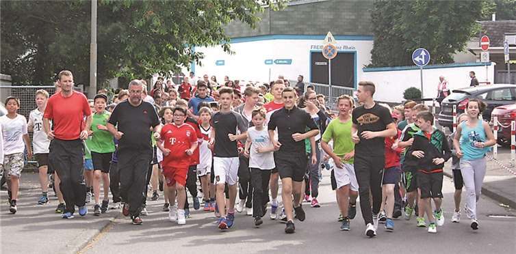 Angeführt von Rektor Axel Brott, legten die Gymnasiasten zunächst gemeinsam eine Proberunde zurück. DL