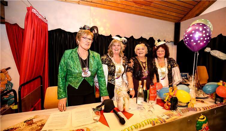 Angeführt von Sitzungspräsidentin Waltraud Wolf, wachte der „Elferrat“ über das närrische Geschehen.