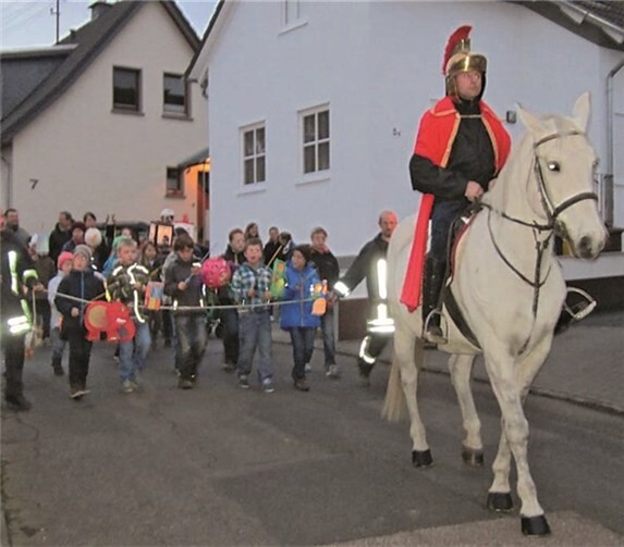 Angeführt von St. Martin höchstpersönlich folgte der Martinszug mit vielen hell leuchtenden Laternen.privat
