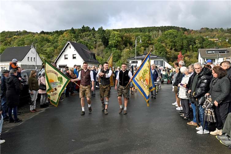 Angeführt von den Fahnenträgern des Junggesellenverein Insul zog der Erntedank-und Trachtenumzug beim Oktoberfest in Insul durch die Insulerstraßen. Fotos: BURG