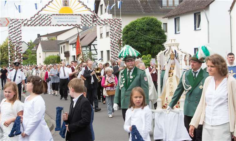 Angeführt von den Kommunionkindern dieses Jahres zog die Prozession mit einer Nachbildung des verehrten Gnadenbilds durch die Straßen von Buschhoven. EICH