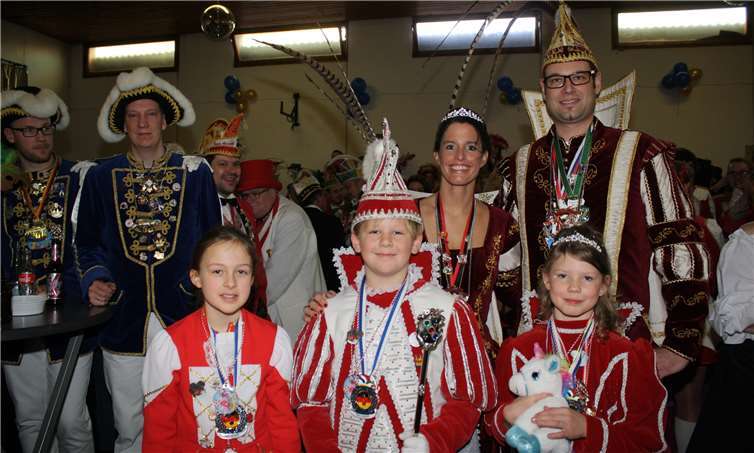 Angeführt von den Maifeldregenten mit dem Prinzenpaar aus Münstermaifeld und dem Kinderprinzenpaar aus Polch zogen die Maifelder Narren in den großen Saal vom Pilliger Hof zu einer kunterbunten Narrenshow ein.