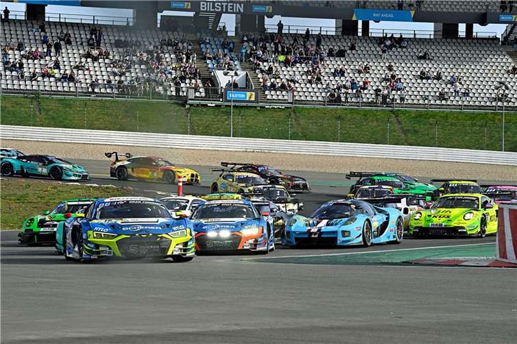 Angeführt von den beiden Audis des Teams von Scherer Sport PHX starteten rund 130 Fahrzeuge am späten Samstagnachmittag in den ersten Lauf zu den „24h Nürburgring Qualifiers“. Fotos: BURG