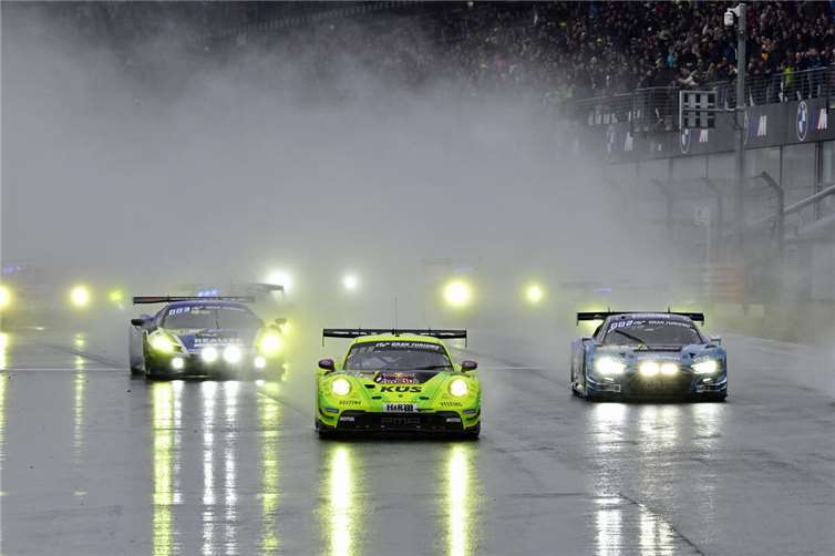 Angeführt von den beiden Porsche von Manthey und Scherer Sport PHX starteten 107 Fahrzeuge am späten Samstagnachmittag in den ersten Lauf zu den „24h Nürburgring Qualifiers“. Fotos: BURG