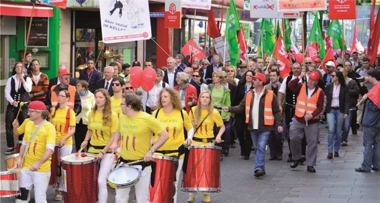 Angeführt von der Sambagruppe Piri Piri zogen die Demoteilnehmer durch Koblenz, in ihrer Mitte Bundesarbeitsministerin Andrea Nahles und die rheinland-pfälzische Wirtschaftsministerin Eveline Lemke. HEP