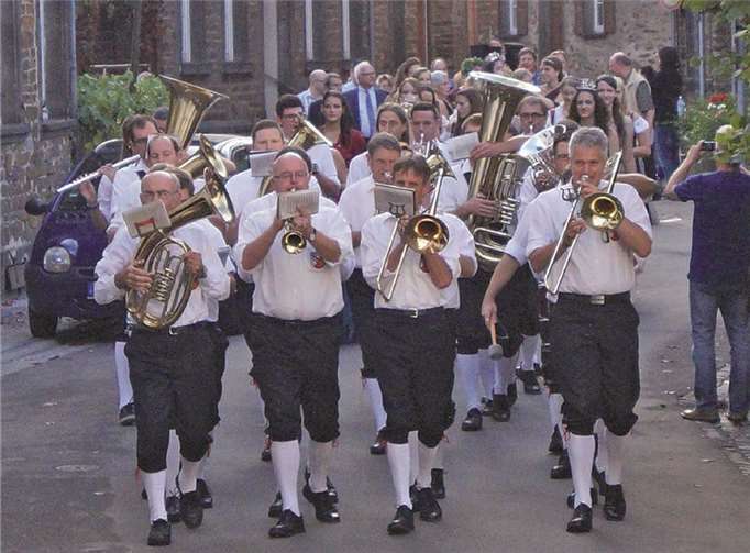 Angeführt von der Winzerkapelle Pommern ging es in Richtung Feststraße.