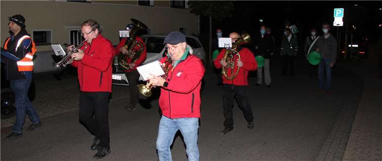 Angeführt wurde der „ausgefallene Fackelzug“ von einigen Musikern der Lähmdeuwele.Fotos: WER
