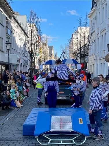 Die 100 geknackt Angeführt wurden die blau-weiß gestreiften TV06-Jecken von der Turnabteilung, die mit einem Trampolin und einer Matte ausgestattet waren und spektakuläre Sprünge sowie akrobatische Einlagen präsentierten. Foto: TV06 Bad Neuenahr