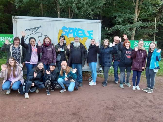 Angehende Pädagogen des Erzbischöflichen Berufskolleg Köln boten den Kindern der Grundschule in Ahrbrück einen spielerischen Einstieg in die Herbstferien. Fotos: privat