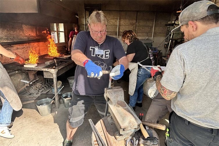 Angehende Schmiede bei der Arbeit