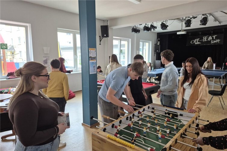Angehende Sozialassistenten der BBS Lahnstein erleben im JUKZ mit viel Spielfreude einen wertvollen Erfahrungsaustausch. (Foto: Stadtverwaltung Lahnstein)