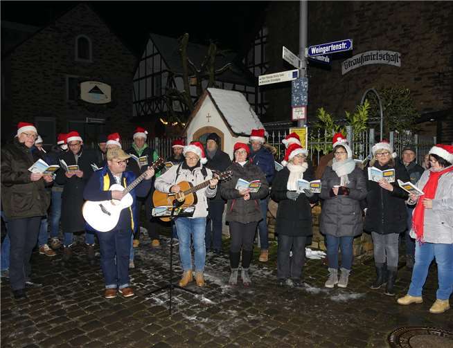 Angehörige der Dorfgemeinschaft trafen sich spontan zum Singen von Advents- und Weihnachtsliedern.  -TE-