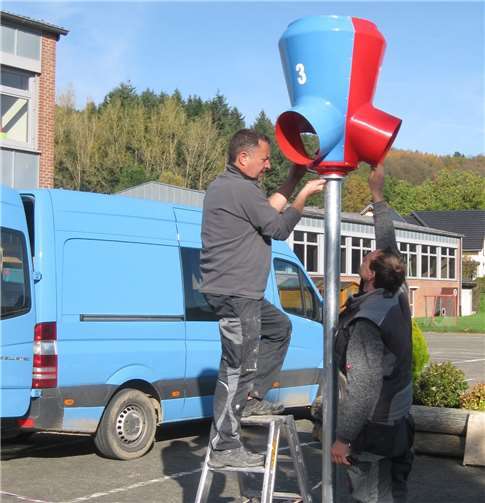 Angehörige des Fördervereins bei der Funball-Endmontage.