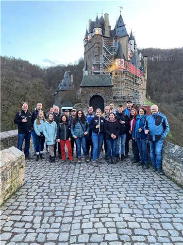 Angehörige von Tanz-, Turn- und Ballsport-Gruppen vor der Burg Eltz. Quelle: TuS Treis-Karden