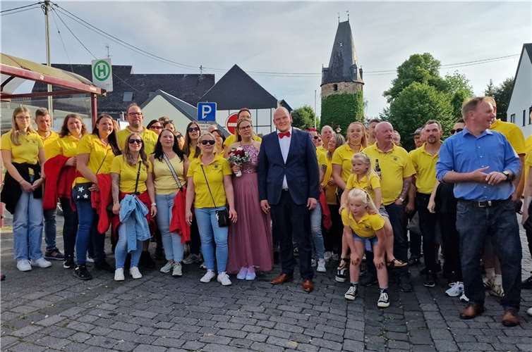 Angekommen am Marktplatz wurden das Kirmespaar, die Mitglieder der Kirmesgesellschaft und die Teilnehmer des Zuges von Bürgermeister Thomas Vis (r.) begrüßt.