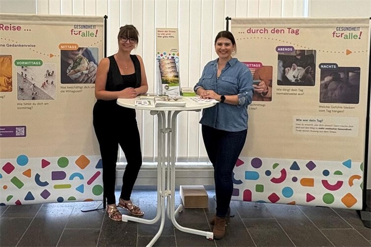 Angela Hartmann (links im Bild) und Selina Kexel standen zur Ausstellungseröffnung bei Fragen zur Verfügung.