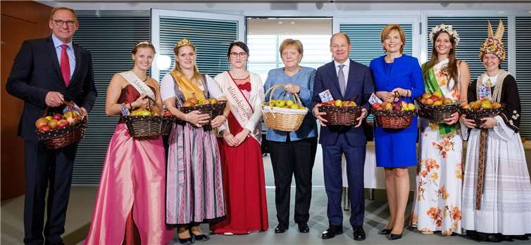 Angela Merkel empfing die Apfel- und Blütenköniginnen der Republik – darunter Anna Mahnig aus Meckenheim (Zweite von links) - im Kanzleramt. BVEO/André Wagenzik