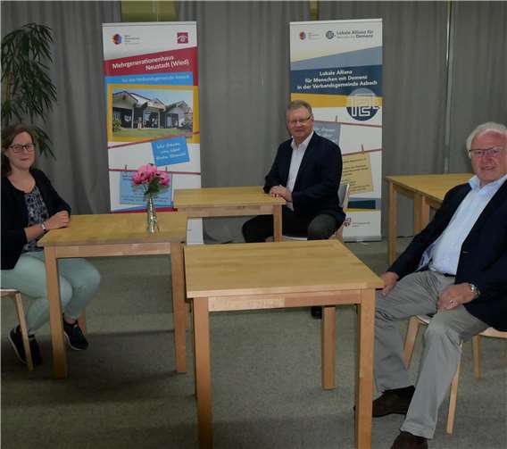 Angela Muß (Koordinatorin des MGH) - v.li.n.re., Präsident des LC Rhein-Wied Viktor Schicker sowie Hellmuth Buhr (Vorsitzender des Fördervereins des LC) im Unterrichtsraum des Mehrgenerationenhauses. Foto: privat