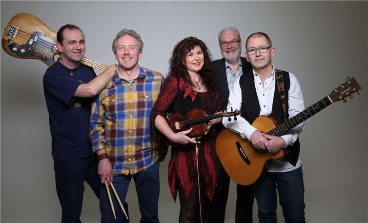 Angela Schmitz-Buchholz und Crossroad bringen irische Klänge ins Atrium der Seniorenzentrums Katharina Kasper. Olaf Nitz