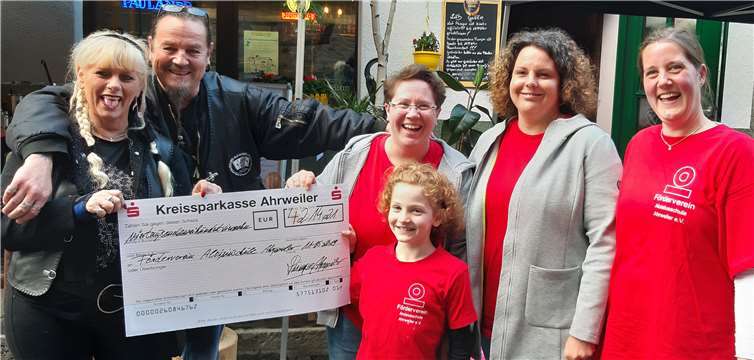 Angele Kremer (l.) und Mario Pahl (2.v.l.) bei der Übergabe der Spende an die Vertreter des Fördervereins. Foto: privat