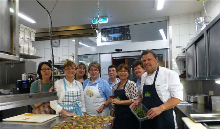 Angeleitet von Walter Pistono und dessen Souschefin Izabela lernten die Teilnehmer wichtige Tricks und Kniffe rund um die feine Küche kennen.  privat