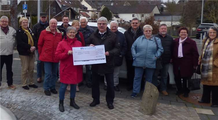 Angelika Ammersbach, seit Bestehen des BüFaDi bereits Mitglied im Team, überreicht Wolfgang Runkel, Gundlach-Stiftung, den SpendenScheck“.privat