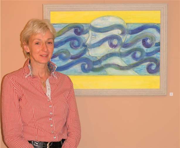 Angelika Castelli vor dem Titelbild ihrer Ausstellung zum Thema „Erfahrungen“. SEL