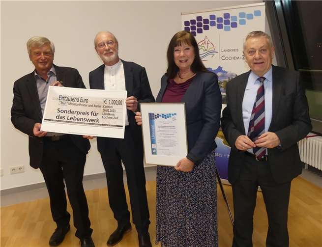 Angelika Dormeyer und Arwed Werner erhielten die Auszeichnung für ihr Lebenswerk „MUH-Theater“ Kliding.