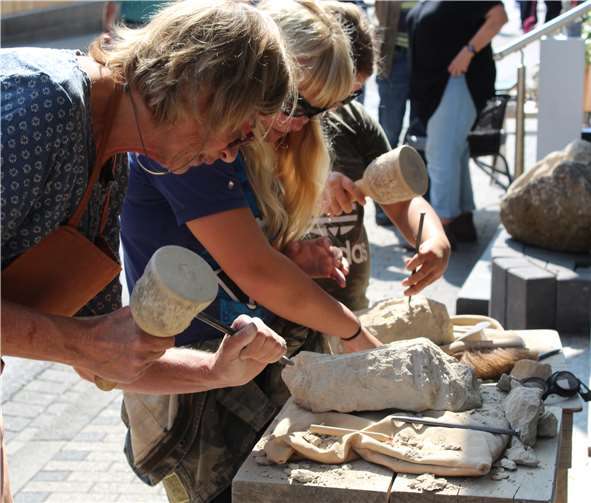 Angelika Furth (hi.re.) und Maria Sowietzki (li.) boten Kinderwerken mitTuffstein an.