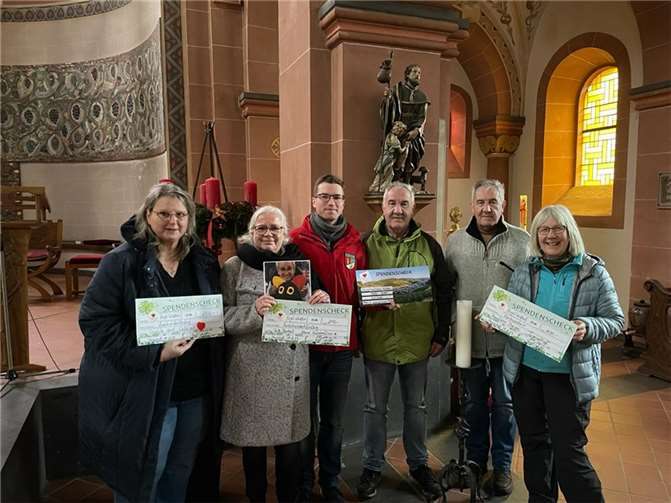 Angelika Horst (Café mit Herz), Birgit Schüßler (Ein Herz für das Ahrtal), aus dem Foto Anke Barteit (Kleine Wunscherfüller), die beim Fototermin leider nicht dabei sein konnte, Sebastian Reuß (Feldkahler Musikanten), Jürgen und Klaus Hartmann (Liederkranz Feldkahl 1878 e.V.) und Anneliese Baltes (Jugendtreff Mayschoß).  Foto: privat
